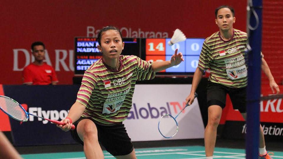 Pemain Berkat Abadi, Nadya Melati/Dian Fitriani mengembalikan shuttlecock. - INDOSPORT